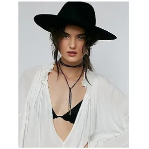 Vista detallada del elegante collar largo de cordón negro con modernos tubos metálicos.