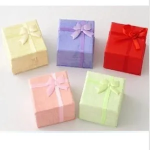Cajas de regalo para joyas al por mayor con lazo de cinta, caja cuadrada multicolor.