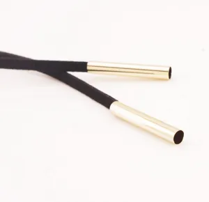 Primer plano de cordón de terciopelo negro con puntas de metal dorado para collares y cadenas.