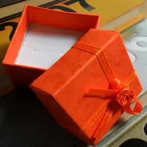 Caja de regalo naranja para joyas, estuche cuadrado para anillos con lazo de rosa cinta.