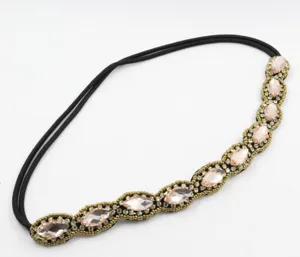 Gedetailleerd overzicht van handgemaakte kristallen strass roze edelsteen bruids haarband.