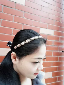 Handgemaakte kraal strass edelsteen bruid haarband detail, elegante haaraccessoire hoofdband.