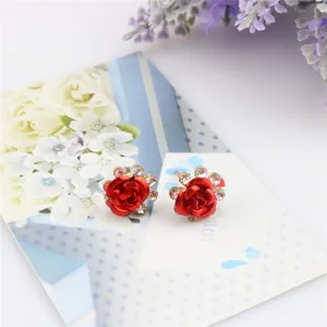 Rode roos kristal oorknopjes met sprankelende strass steentjes, modieus bloemen sieradenontwerp.