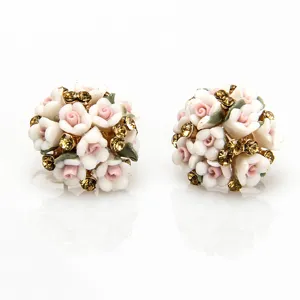 Chique keramische bloemige strass oorbellen met roze en witte rozen en fonkelende kristallen.