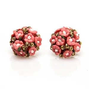Detailopname van keramische bloemoorstekers met roze bloemen en mooie sprankelende strass.