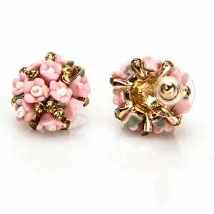 Prachtige keramische bloem strass oorknopjes voorzien van delicate roze bloementjes.