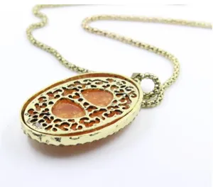 Primo piano della collana lunga maglione cava ambra ovale retrò stile vintage.