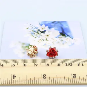 Modieuze rode roos kristal strass oorknopjes, elegant bloem ontwerp detail weergave.