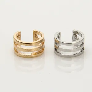 Twee stijlvolle open metalen multi-band ringen en elegante oorclips in goud zilver.