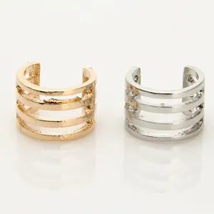 Metalen meerlaagse oormanchetten in goud en zilver, eenvoudig geometrisch hol ontwerp.