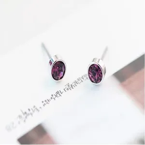 Minimale silberne Einfassung lila Kristall Ohrstecker fuer Damen, elegante Schmuckstücke.