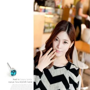 Minimalistische silbergeränderte Kristall-Ohrstecker im koreanischen Stil mit glänzenden Strass.