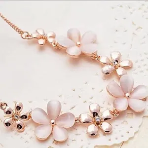 Exquisite white flower opal necklace detail, short crystal clavicle chain for women.