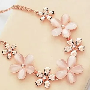 Exquisite rose gold cat eye stone flower necklace short clavicle chain for women detail shot