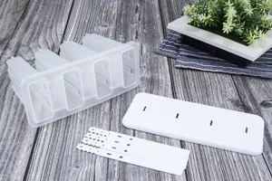 4-cavity DIY popsicle mold set with clear lid, plastic ice cream maker for home summer use.