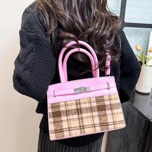 Bolso de hombro de invierno de cuadros patchwork, elegante bolso rosa de cuero con cerradura.