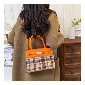 Elegante bolso de hombro para mujer a cuadros con práctico asa y bonita piel naranja.