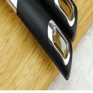 Detailansicht Edelstahl Dosenöffner Griff, ergonomischer Griff mit Metalleinsatz