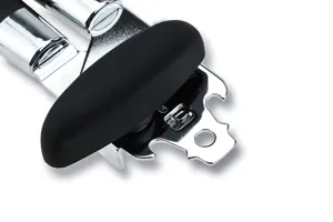 Edelstahl multifunktionaler Dosenöffner Detailaufnahme, robustes Küchenwerkzeug und Flaschenöffner.