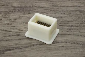 Detailaufnahme des Bohnenschneiders mit Edelstahlklinge, kompaktes weisses Kuechengeraet.