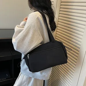 Sac à épaule minimaliste en nylon noir pour femme, grand cabas décontracté avec poche zippée.