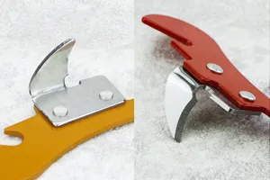 Nahaufnahme der Details des Mehrzweck-Dosenöffners und Flaschenöffners aus Metall.