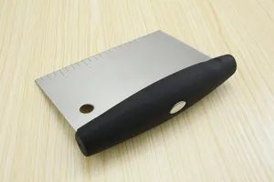 Gedetailleerd overzicht van de roestvrijstalen deegschraper met ergonomische handgreep.