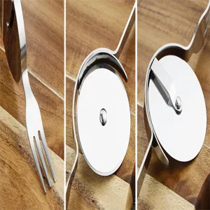 Detalle del cortador de pizza de acero inoxidable con tenedor integrado para cocina.