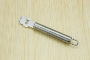 Edelstahl Zitronen Zester Reibe Detailansicht mit runden Klinge und Metallgriff.