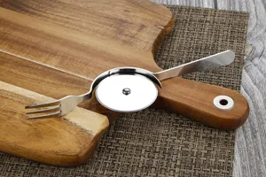 Cortador de pizza de acero inoxidable con tenedor integrado herramienta de cocina.