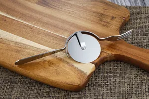 Cortador de pizza y tenedor 2 en 1 de acero inoxidable, utensilio de cocina duradero.