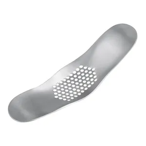 Stainless Steel Garlic Press Manual Curved Garlic Mincer Ginger Presser Kitchen Garlic Crusher Tool With Ergonomic Handle