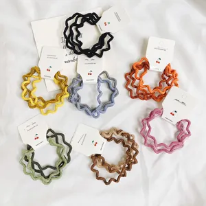 Set van kleurrijke golvende haarelastiekjes, schattige Koreaanse scrunchies voor dagelijks gebruik.