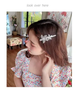 Détail de la barrette à cheveux fleurie en strass étincelants avec un design élégant et charmant.