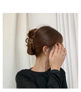Korean style hair claw clip featuring chic black and gold chain design for elegant buns.