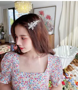 Pince à cheveux latérale fleurie strass style coréen, accessoire élégant détail de coiffure.