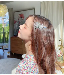 Pince à cheveux fleur strass style coréen accessoire de coiffure brillant pour les femmes.