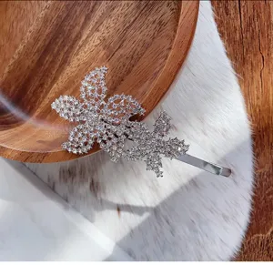 Pince à cheveux florale en strass brillants, élégante barrette latérale pour coiffure charmante.