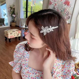 Pince à cheveux strass fleur style coréen pour femmes, barrette latérale scintillante et élégante.