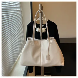 Detailansicht der minimalistischen PU-Ledertasche mit glatter Textur und klaren Linien.