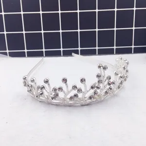 Vue détaillée du serre-tête tiare branche d'arbre en strass argenté pour filles et mariées.