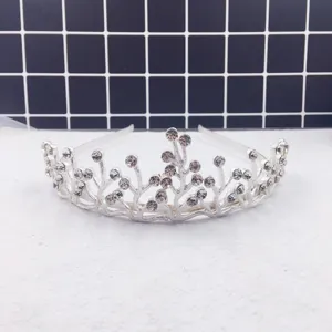 Détail du serre-tête couronne en strass, tiara brillante en cristal pour femmes et filles.