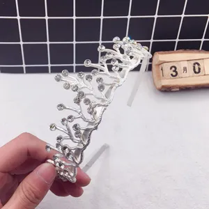 Serre-tête couronne strass alliage, accessoire cheveux design branche, vue détail.