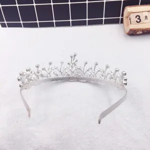 Détail de diadème strass argenté, couronne en alliage élégante pour spectacle d'enfants.
