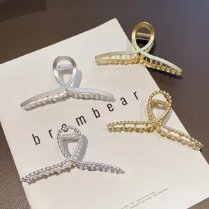 Minimalist metal hair claw clips set, stylish matte and twisted design for elegant hairstyles.