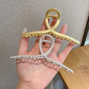 Minimalist metal hair claw set elegant geometric hair clip for women fashion accessories.