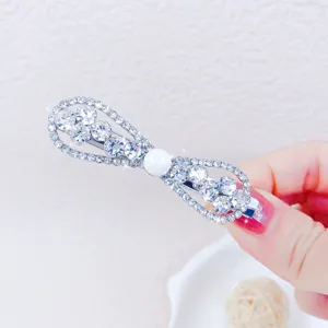 Exquisite rhinestone pearl hair clip detail, sparkling cubic zirconia side barrette for women.