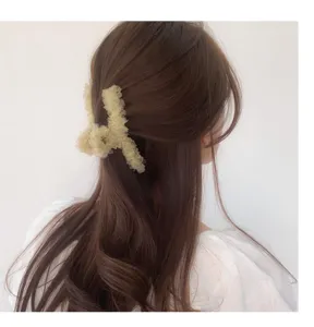 Gros plan sur l'élégante pince à cheveux en dentelle coréenne pour coiffure relevée.