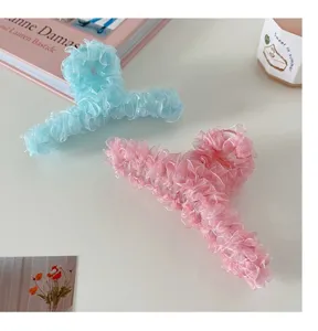 Vue détaillée de pinces à cheveux élégantes en organza rose et bleu pour femmes.