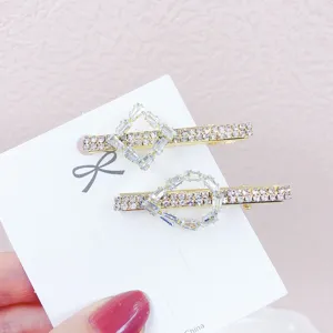 Primo piano dettagliato di fermagli per capelli geometrici in strass, cristalli di zircone su forcine.